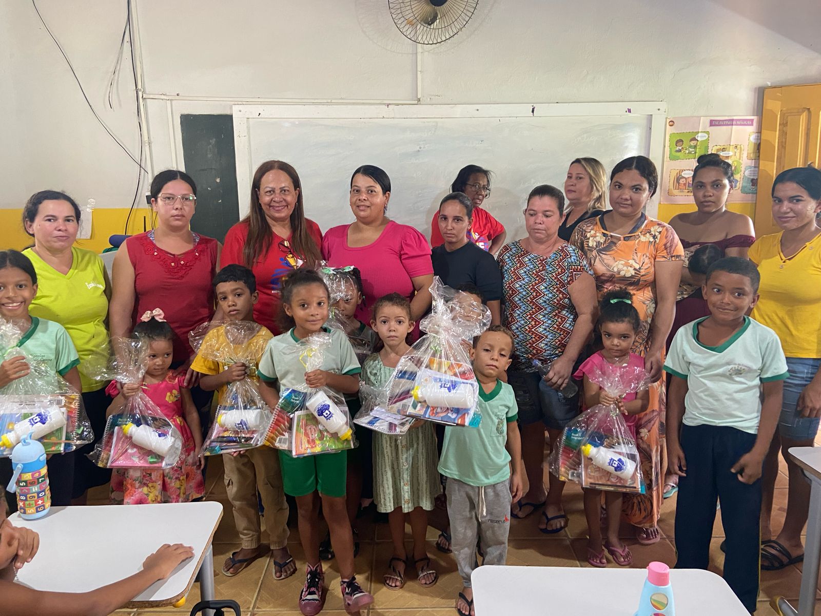 Secretaria de Educação distribui kits escolares para estudantes da zona rural