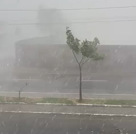 Temporal com granizo causa danos em Itambé; equipes seguem em atendimento e limpeza
