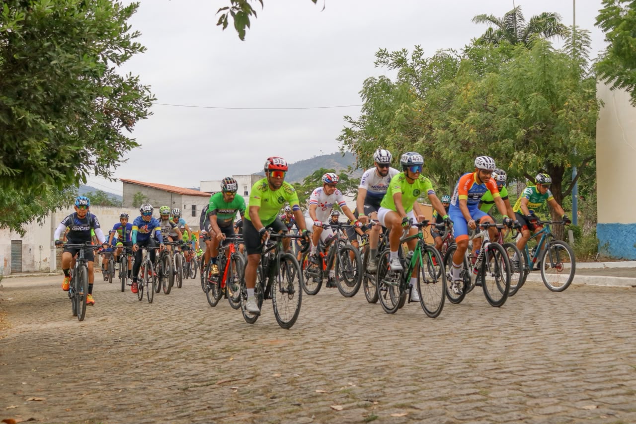 Centenas de ciclistas participam do 5º Desafio Itambé-Conquista neste domingo (26)