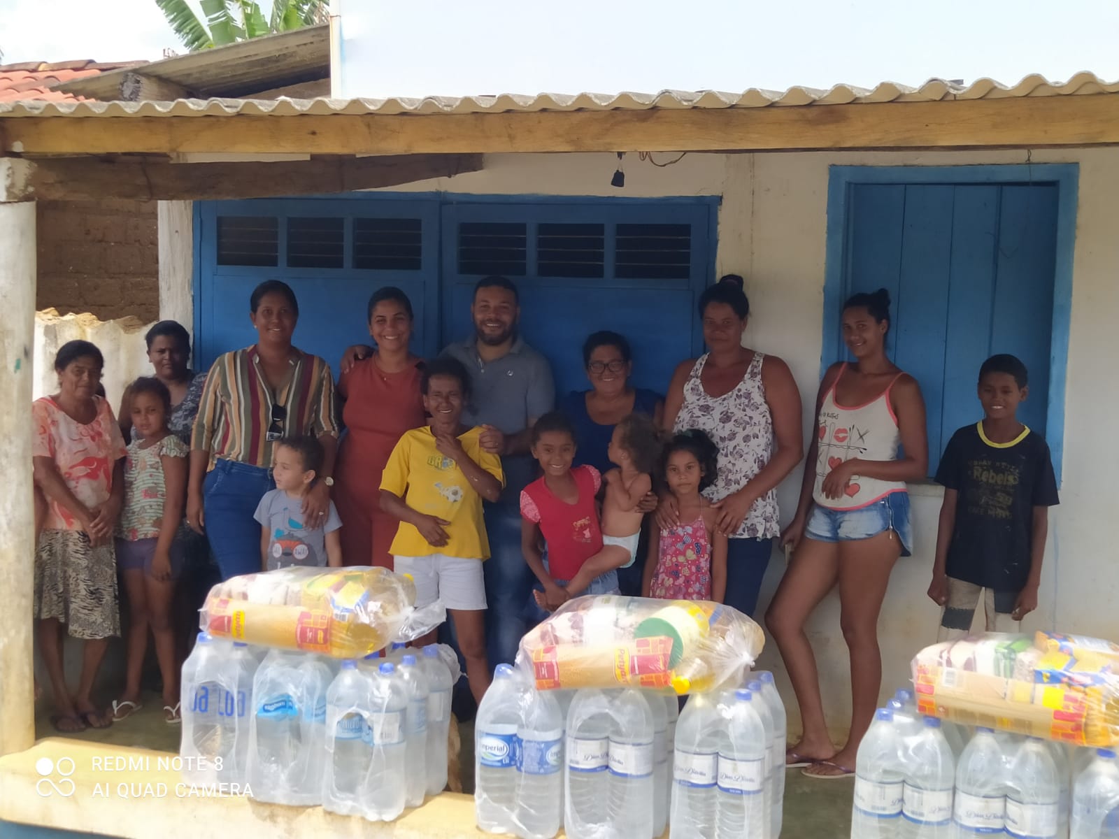 Parceria entre Prefeitura de Itambé e Sindicato Rural distribui água mineral e cestas básicas na Sapucaia