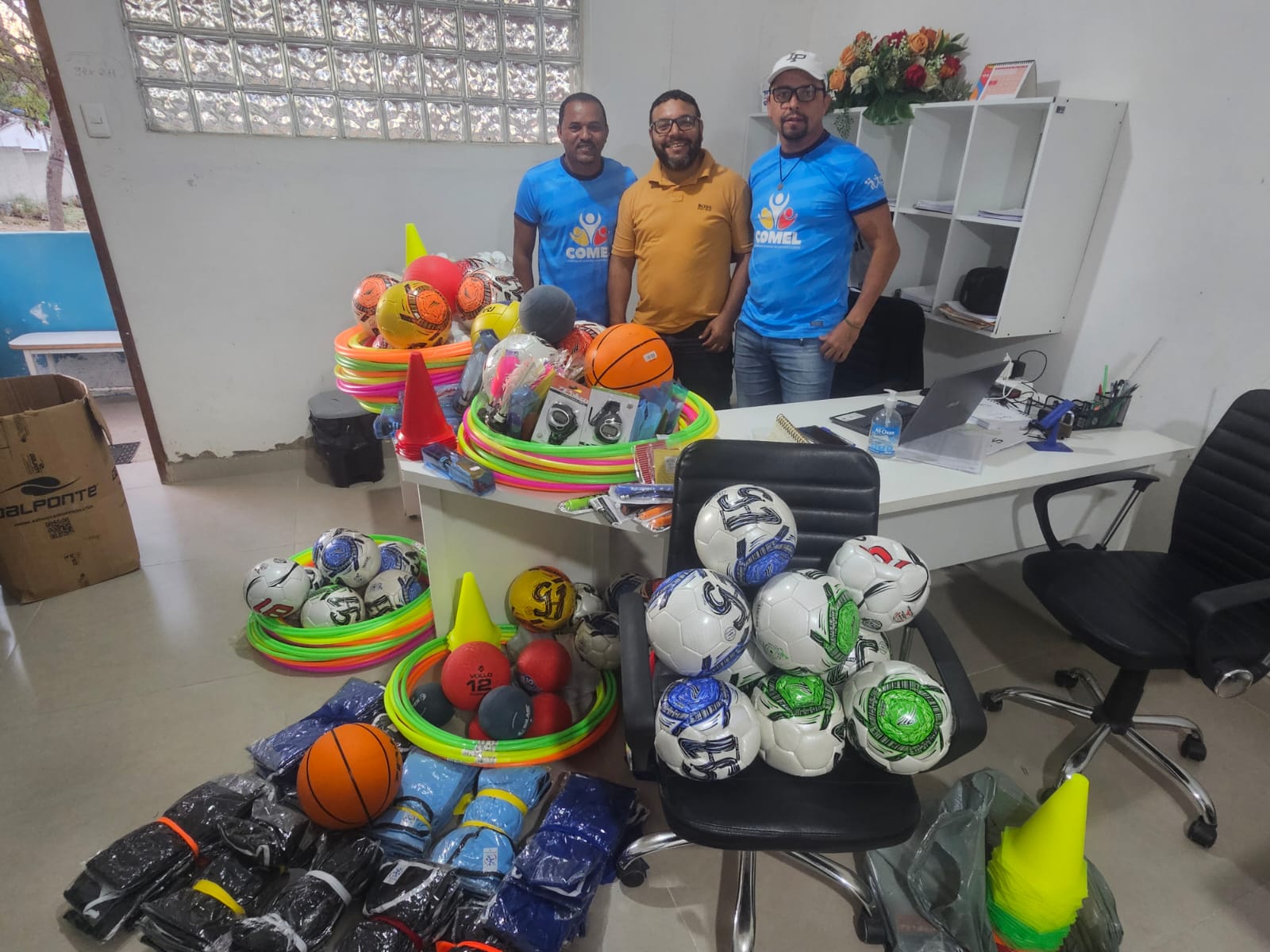 Esportes nas escolas: Prefeitura entrega kits esportivos para a rede municipal de ensino
