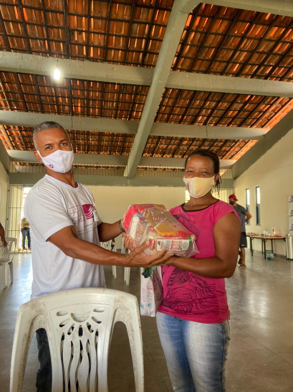 Fundação José Silveira distribui cestas básicas a dezenas de famílias carentes de Itambé