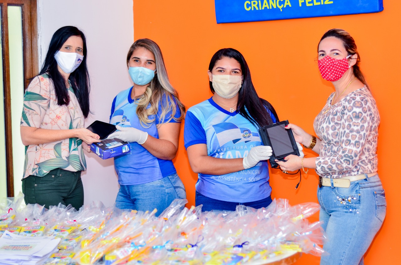 PREFEITURA ENTREGA KITS DE RECREAÇÃO ÀS CRIANÇAS ASSISTIDAS PELO CRIANÇA FELIZ E MATERIAL DE TRABALHO À EQUIPE