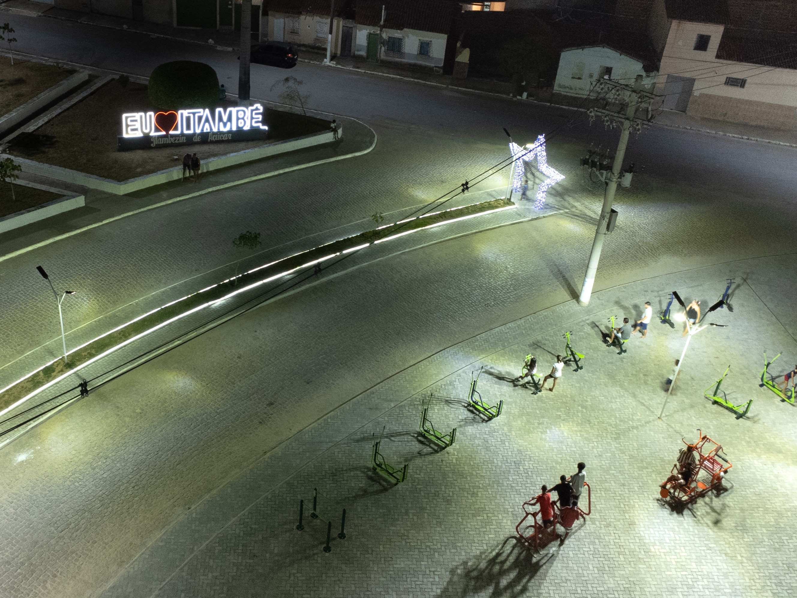 Luzes e encanto: Avenida João Durval Carneiro ganha decoração natalina