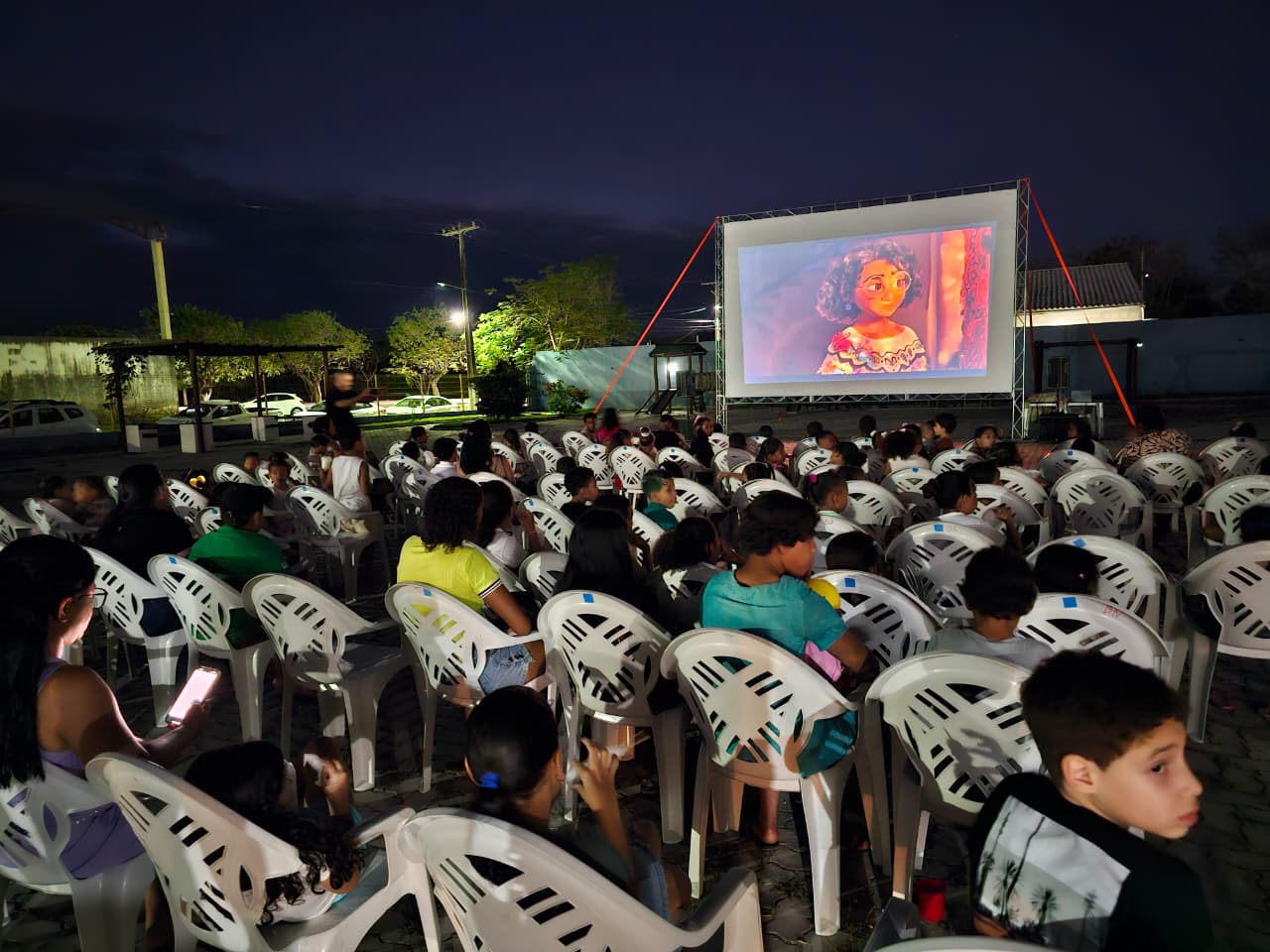Cine Estrelas inicia circuito de cinema em Itambé