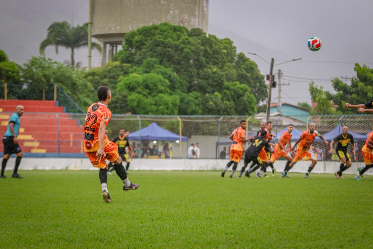 Goleada do Cassilândia e disputa acirrada marcam o domingo de futebol em Itambé