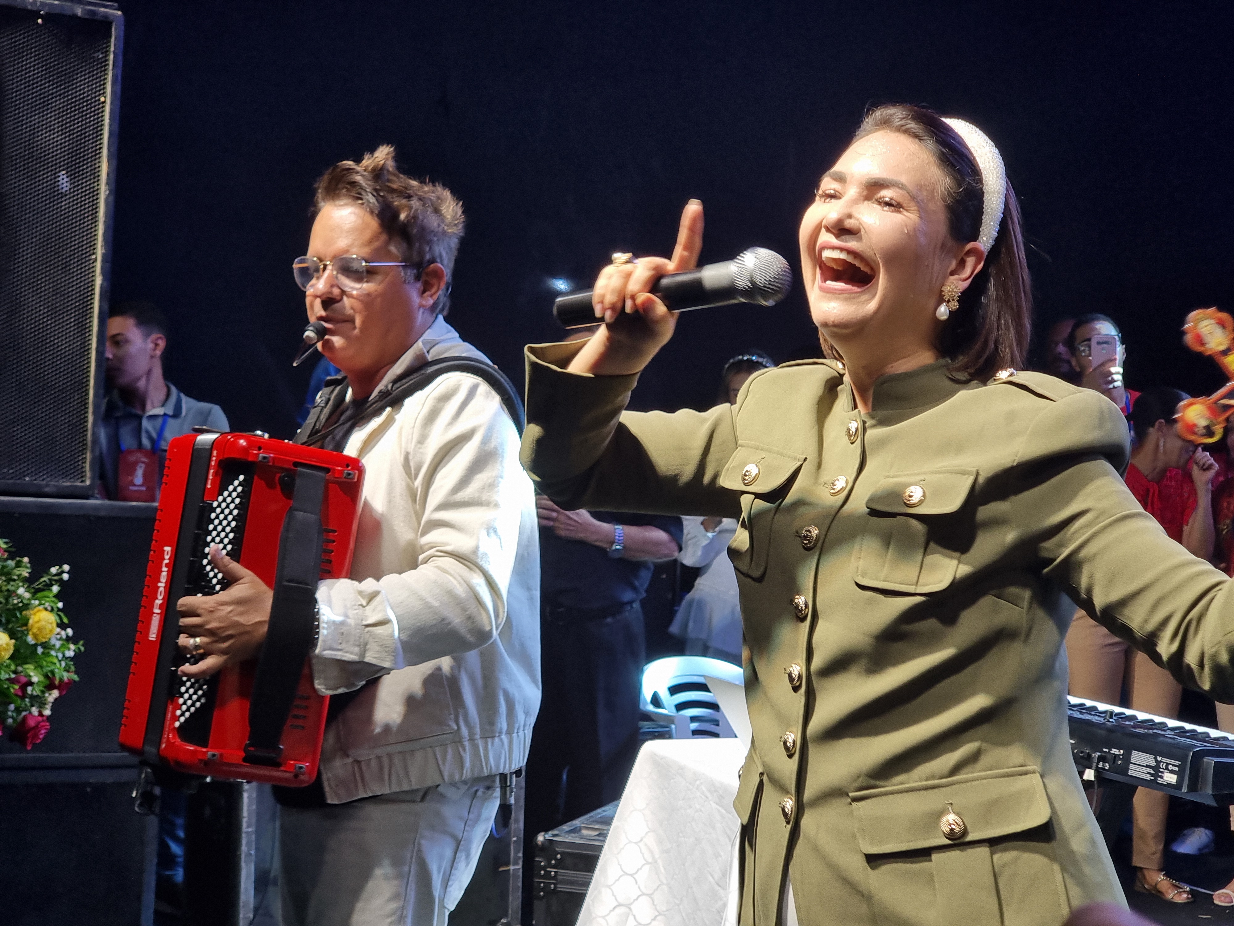 Ana Clara Rocha e Ítalo Poeta emocionam público na Festa de São Sebastião em Itambé