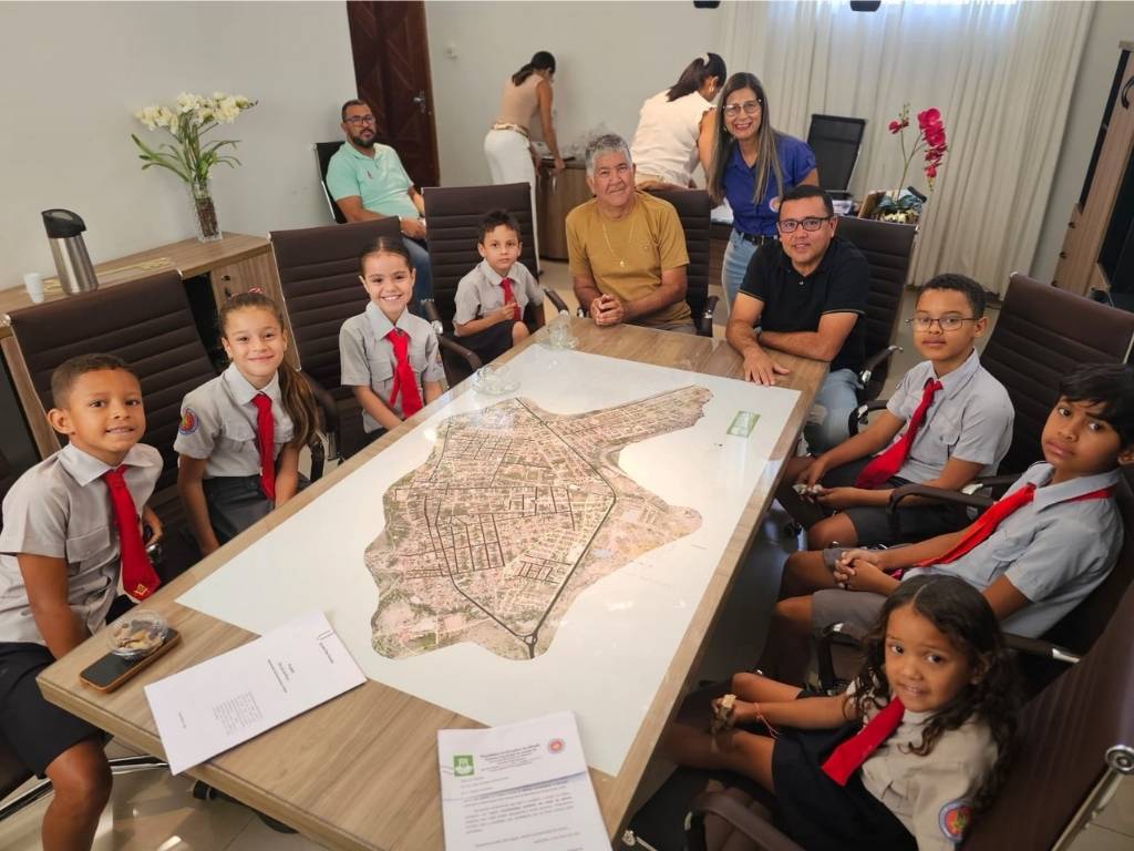 Prefeito Candinho recebe alunos da Escola Frei Caneca para manhã de interação no Paço Municipal