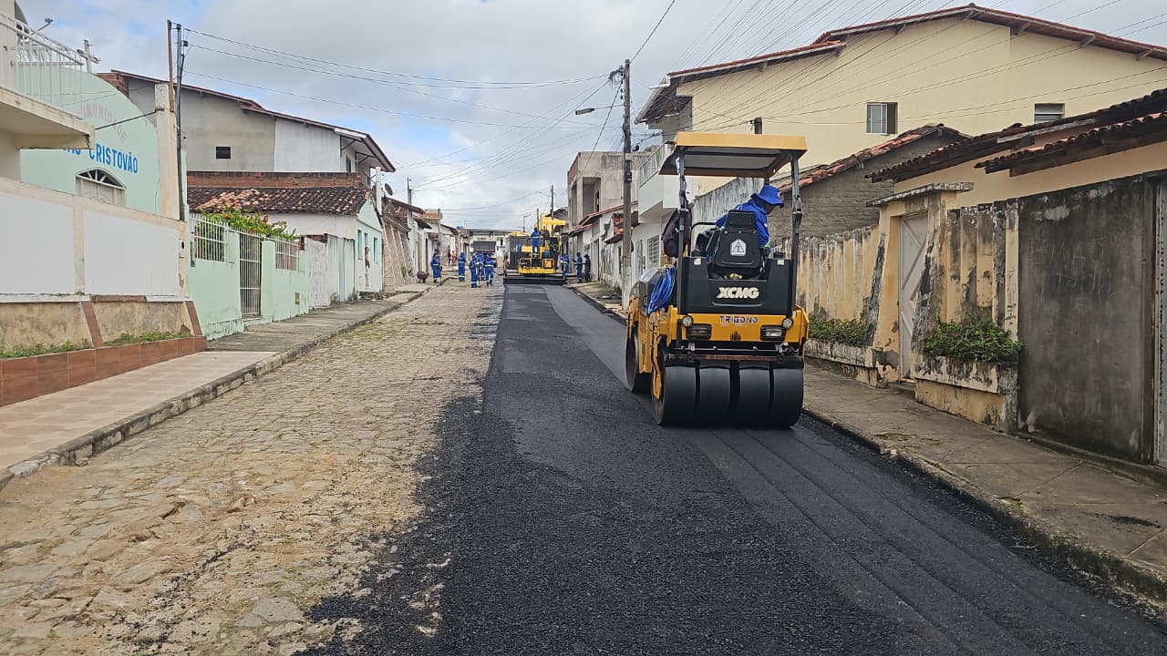 Prefeitura de Itambé acelera cronograma de obras e leva asfalto para novas vias da cidade