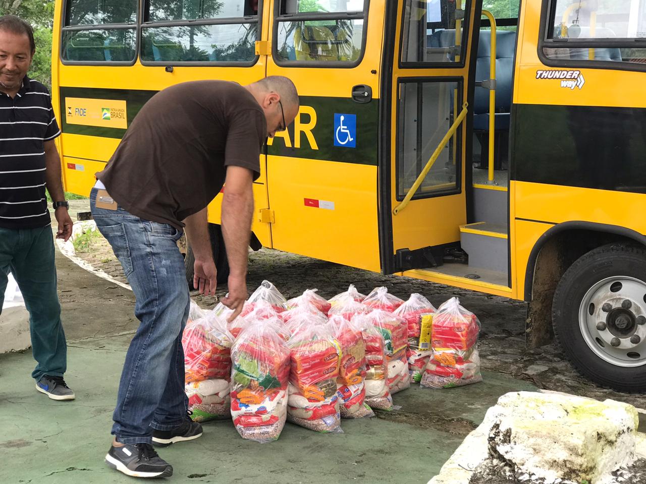 PREFEITURA DE ITAMBÉ INICIA A ENTREGA DE 3 MIL CESTAS BÁSICAS AOS ALUNOS DA REDE MUNICIPAL