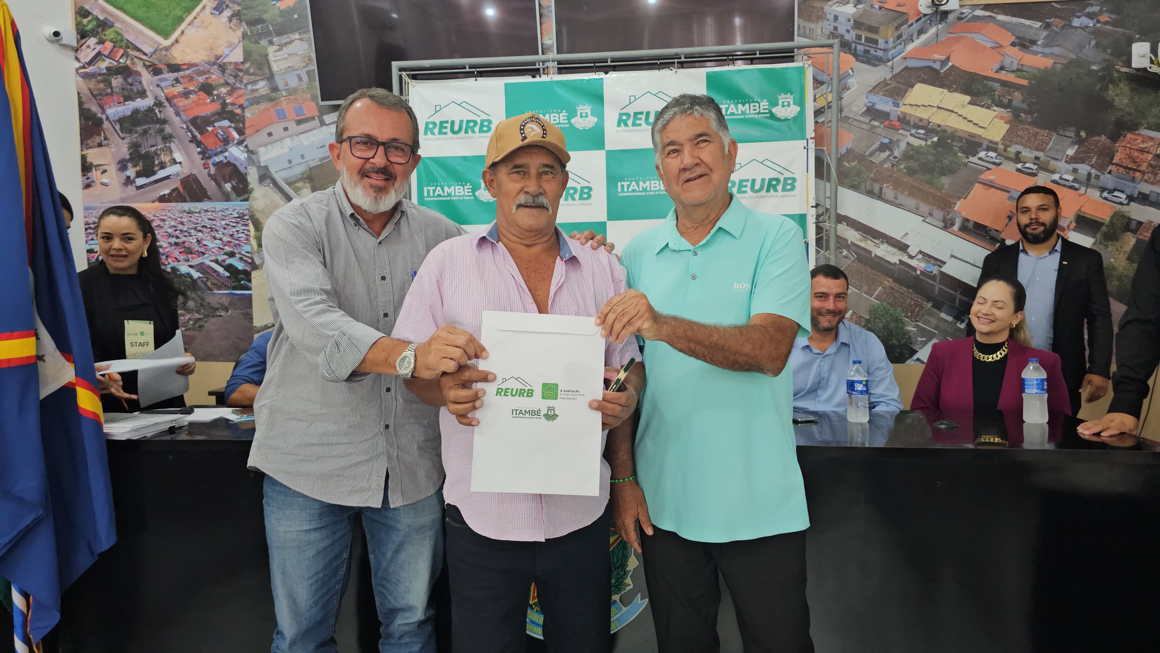 Prefeitura entrega a 2ª etapa dos títulos de regularização fundiária às famílias do Jardim Vitória