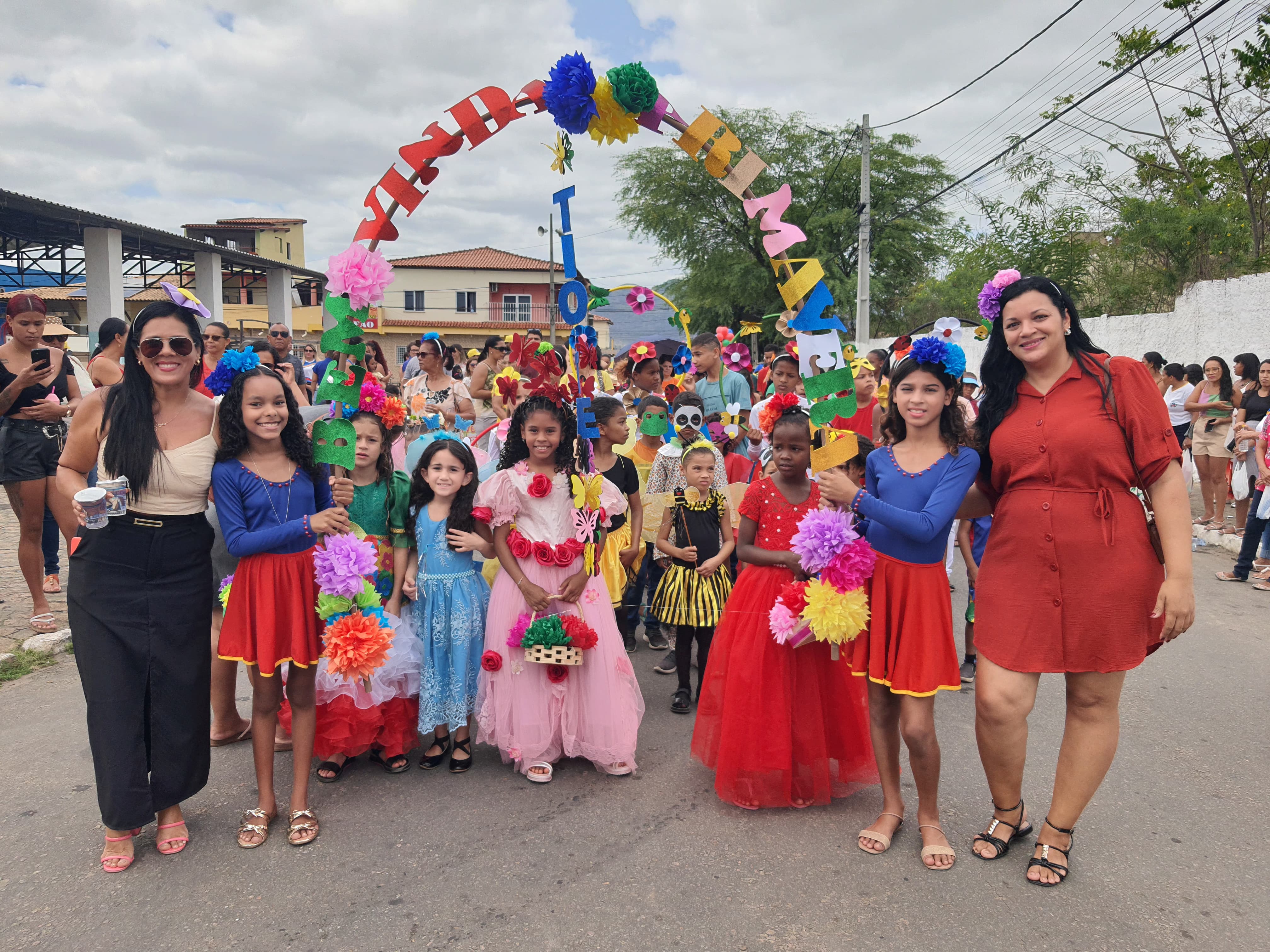 Tradicional Desfile da Primavera enche de cor e alegria as ruas de Itambé