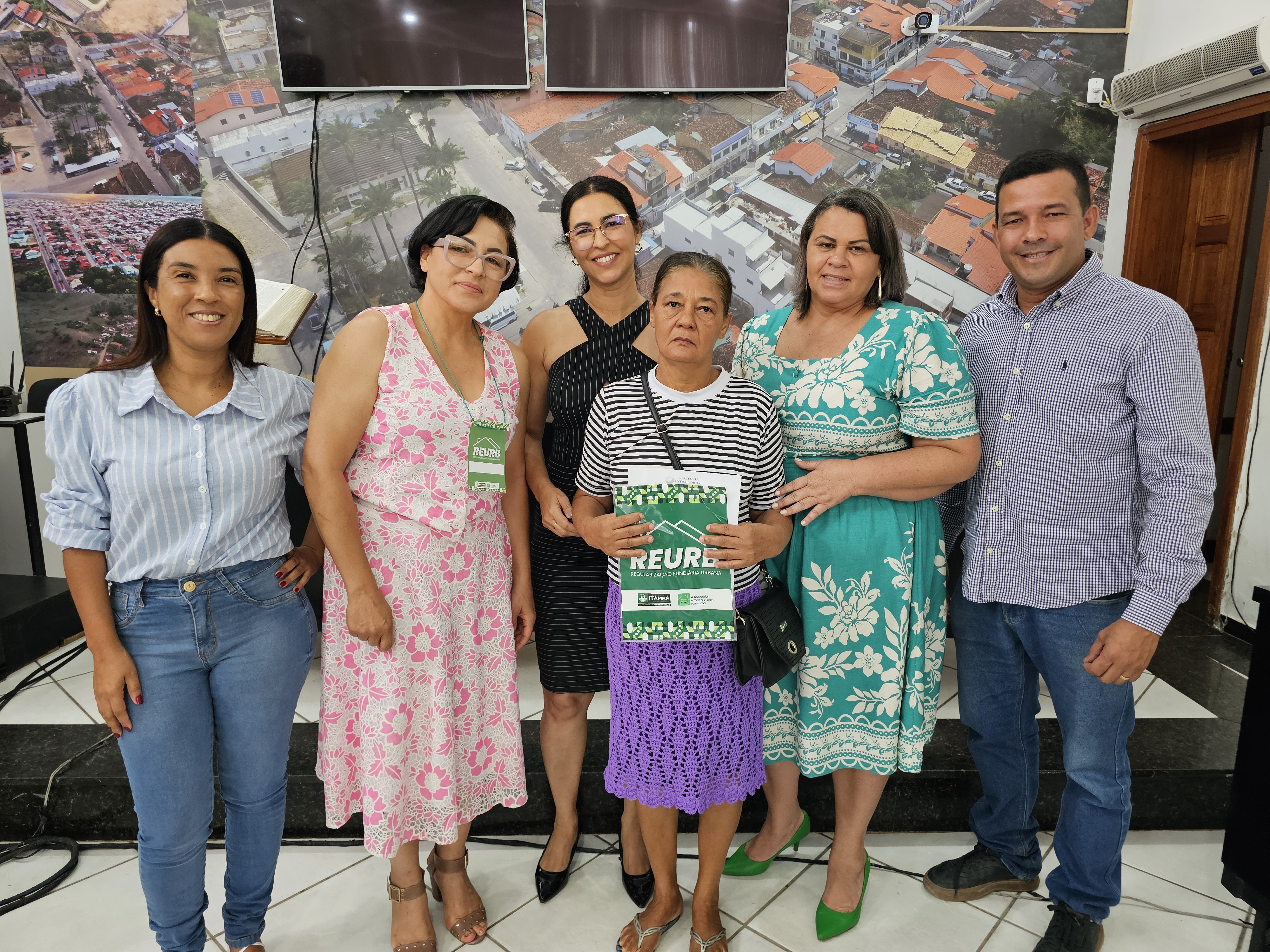Presente de Natal: Prefeitura de Itambé entrega títulos de propriedade para moradores do Jd. Vitória