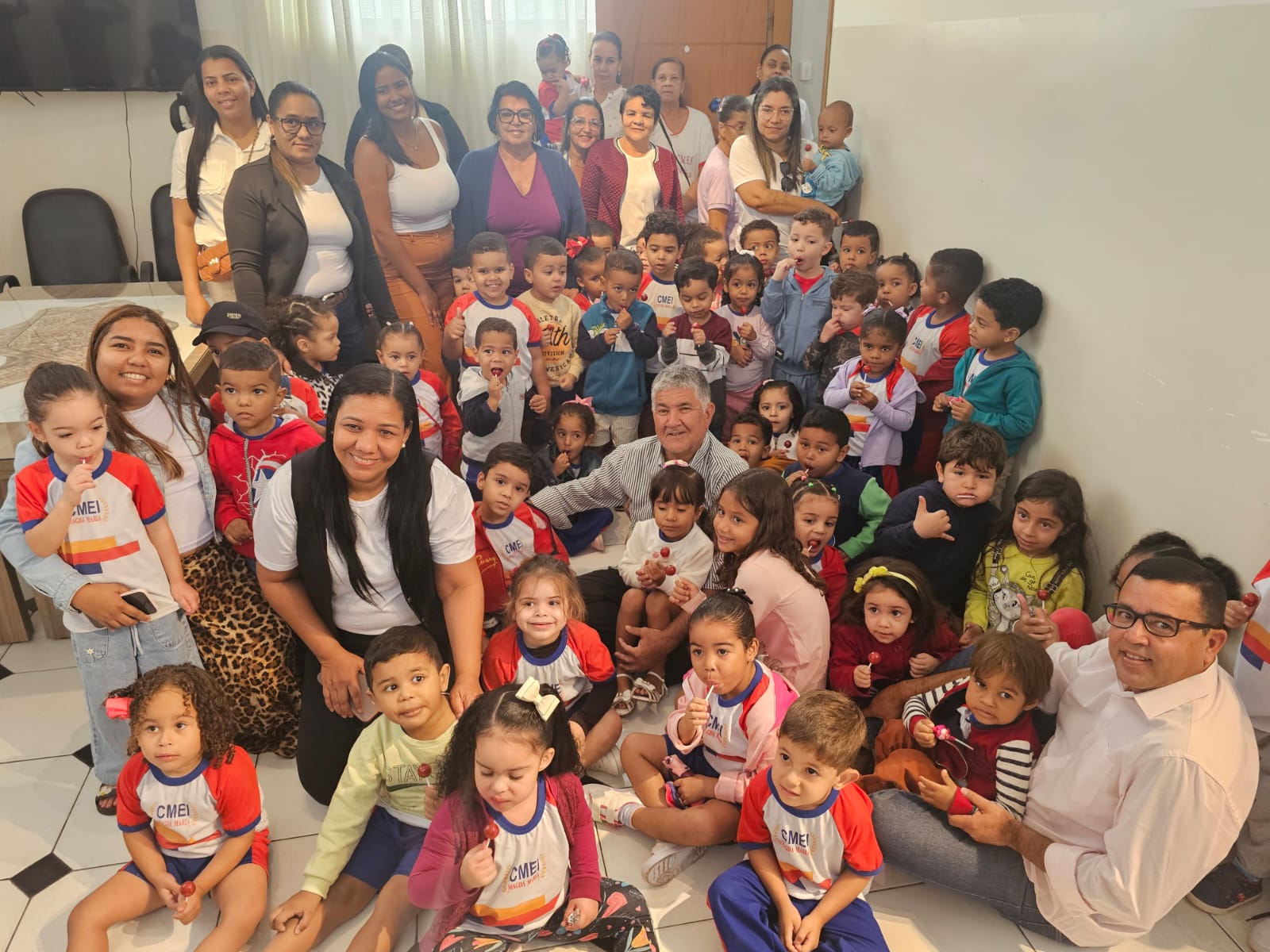 Prefeito Candinho recebe mais de 100 crianças em ações educativas e de integração no Gabinete Municipal