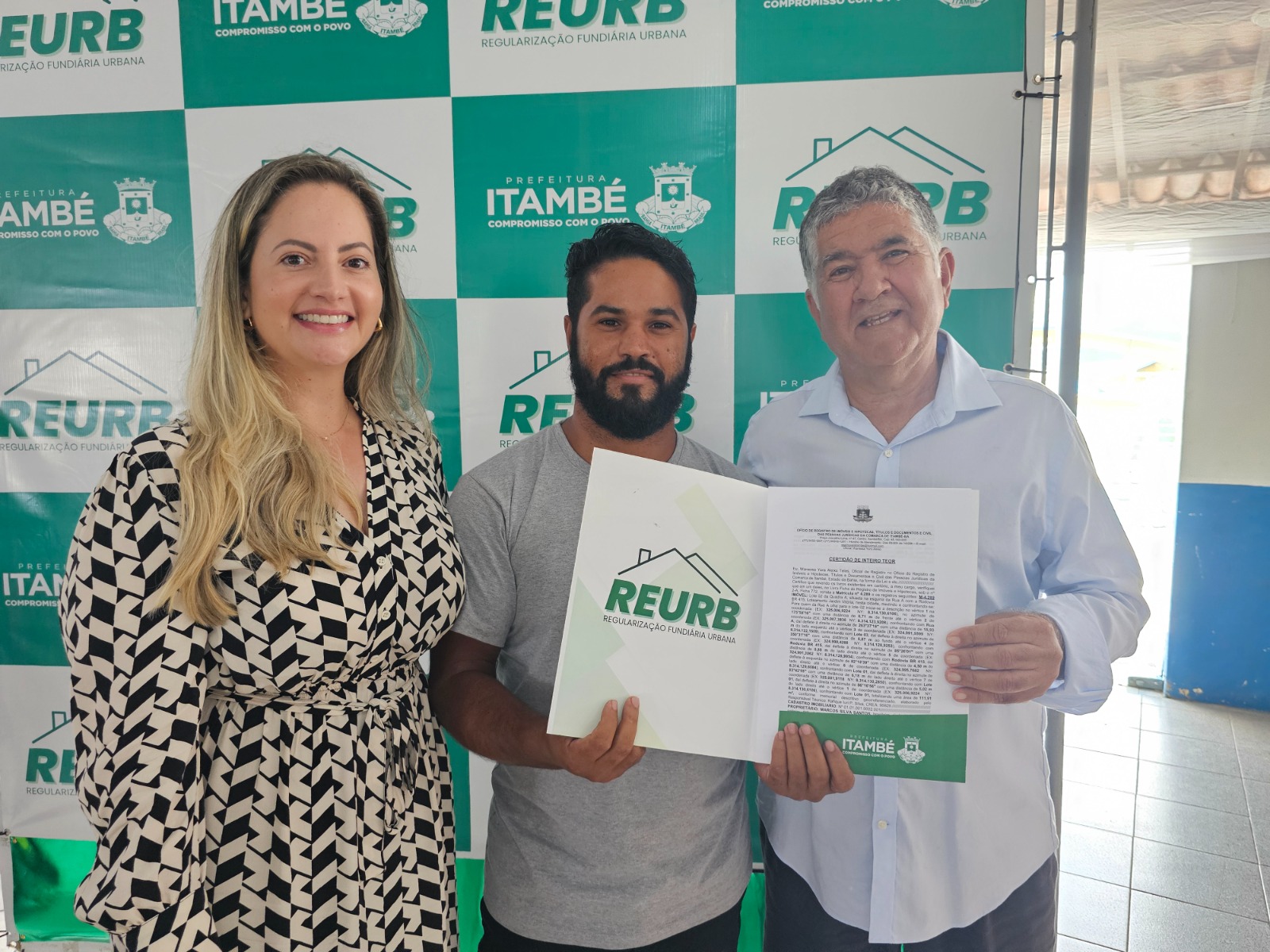 Prefeitura de Itambé entrega títulos de imóveis as famílias do Jardim Vitória