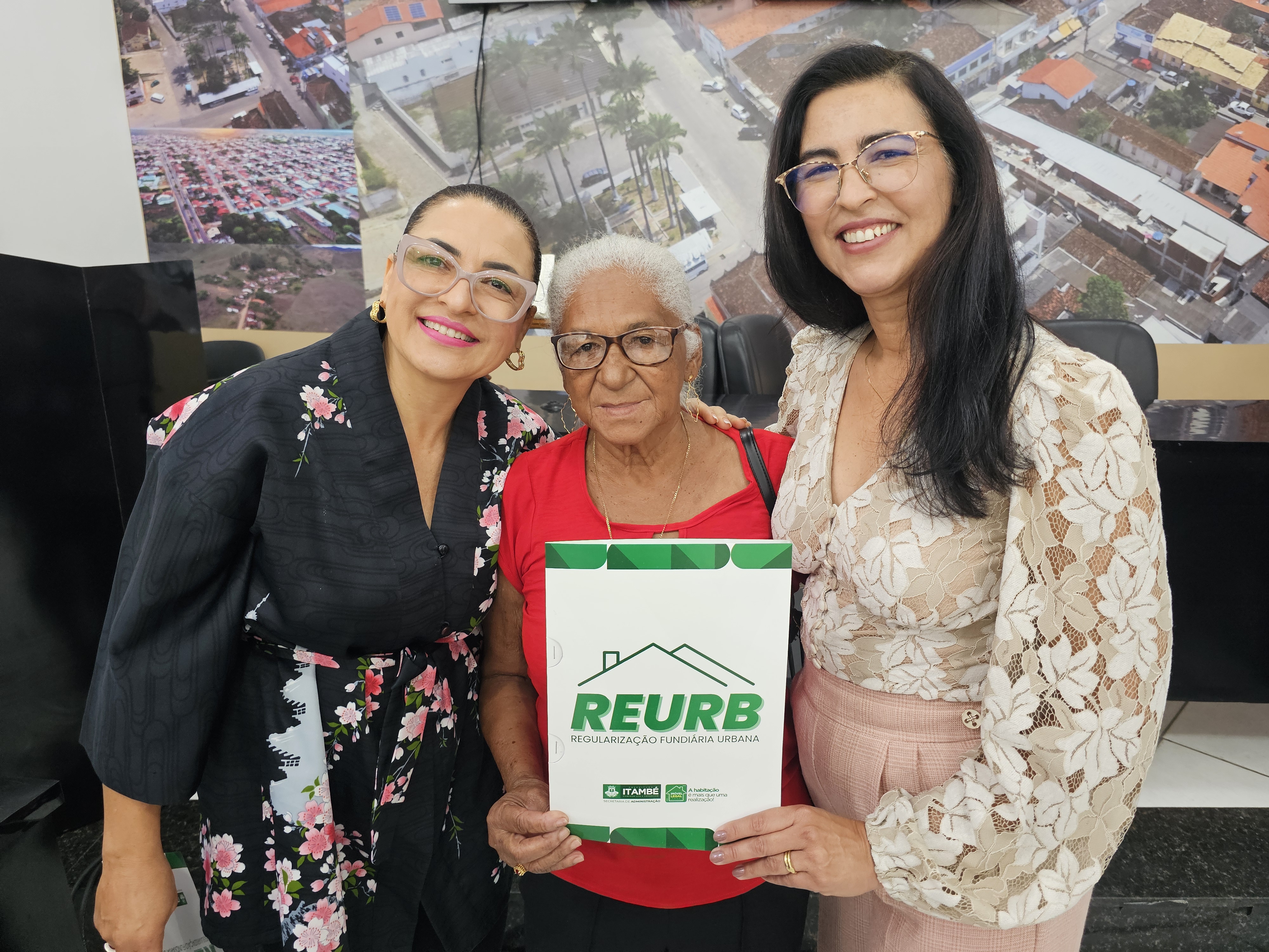 Sonho realizado: famílias do Maria Baiana recebem a escritura definitiva de suas casas
