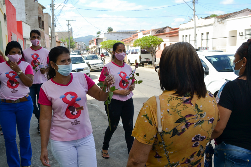 Assistência Social celebra o Dia Internacional da Mulher com distribuição de rosas