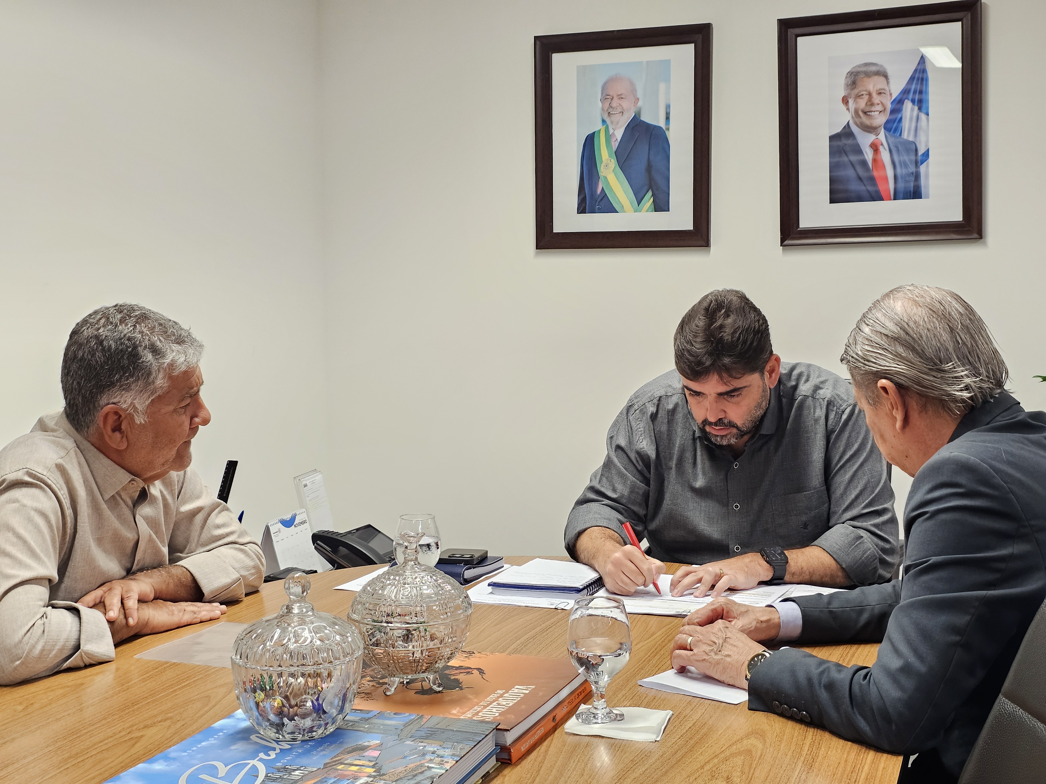 Prefeito Candinho busca avanços para Itambé em audiência com Secretário Adolpho Loyola em Salvador