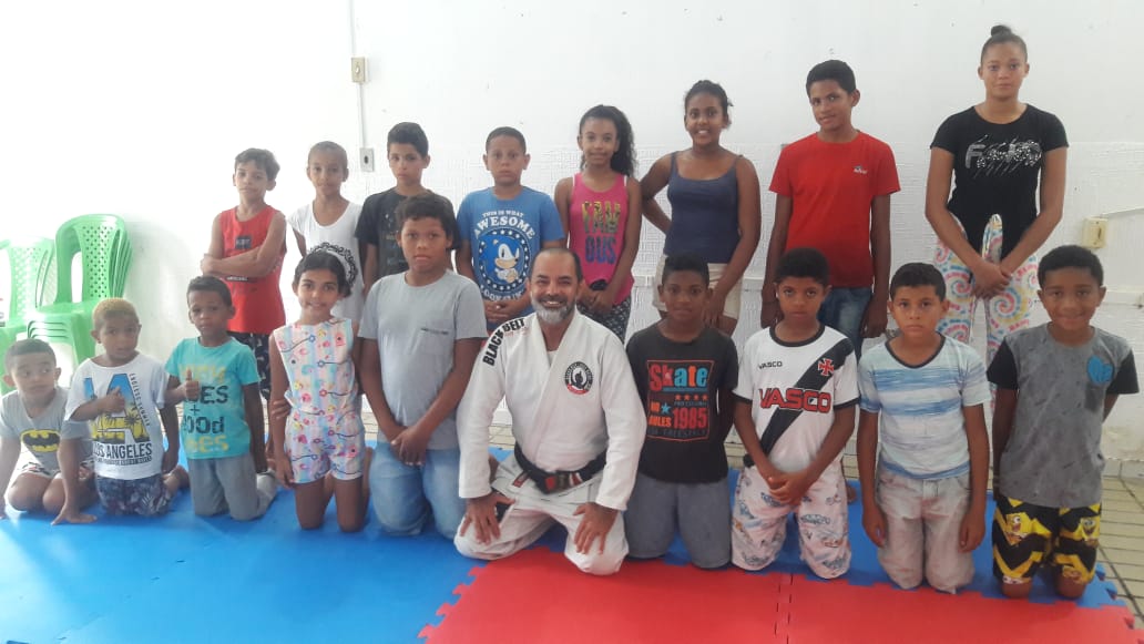 CRAS Sidney Almeida e Felipe Achy oferecem aulas de jiu-jitsu para crianças e adolescentes