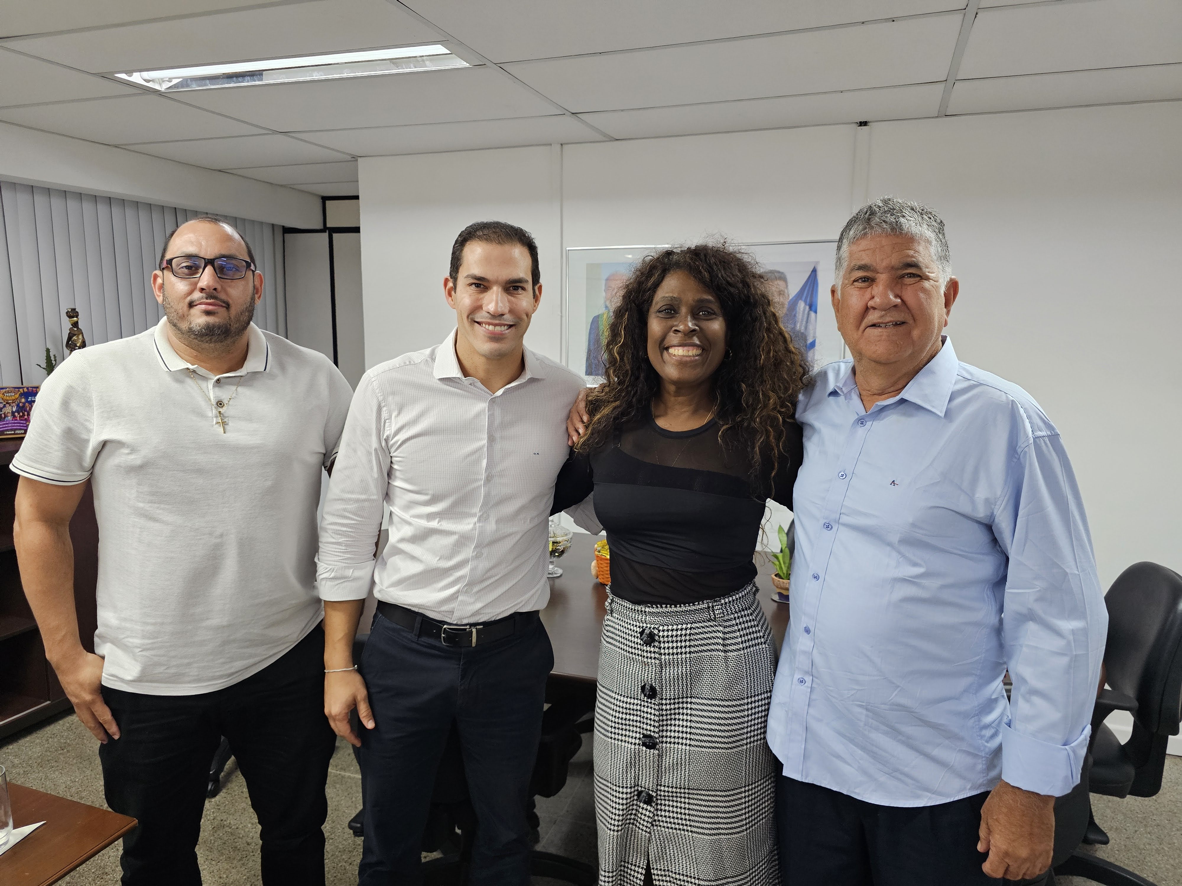 Prefeito Candinho entrega ao Estado projetos de duas novas escolas em Itambé