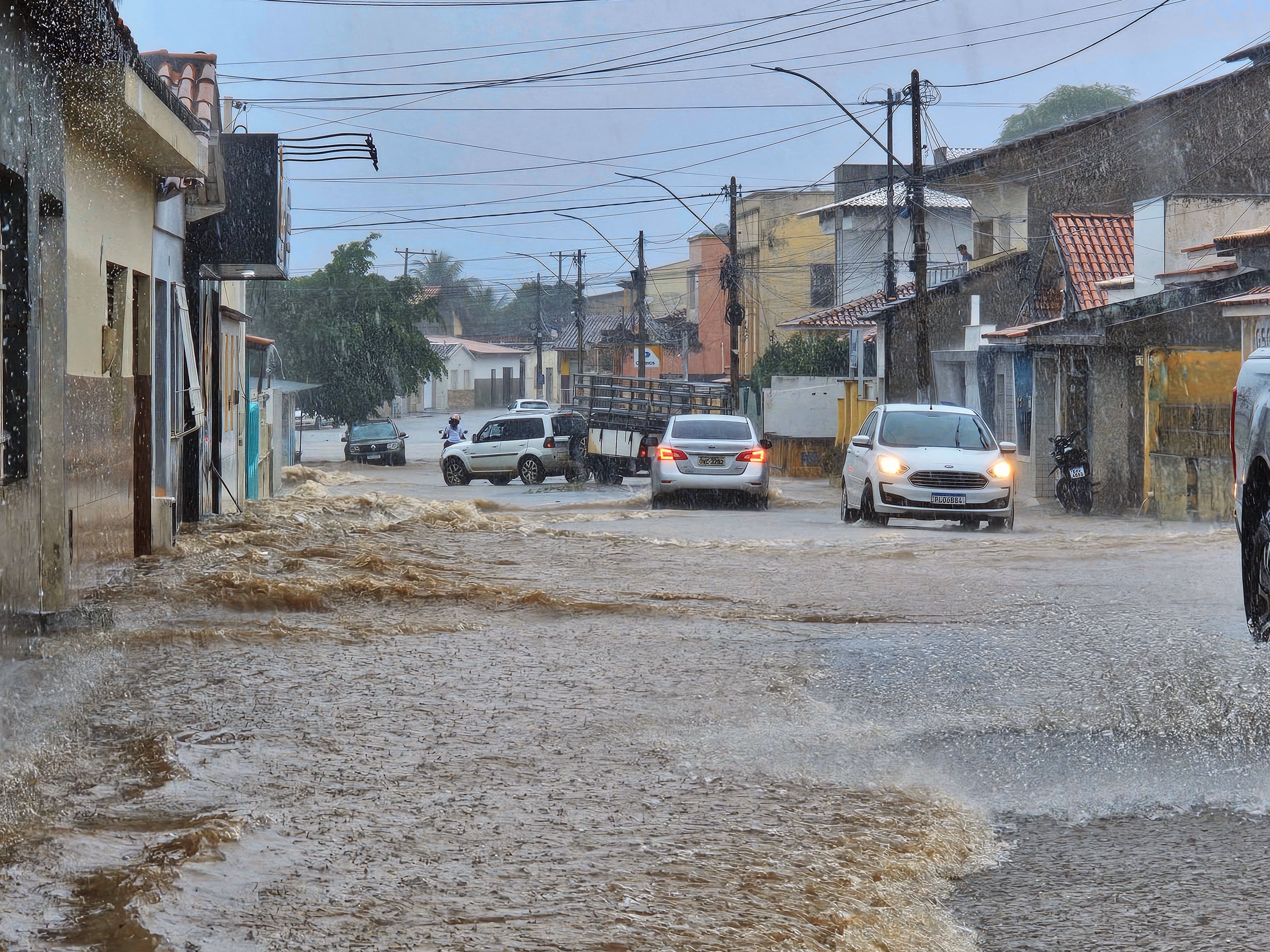 Prefeitura intensifica esforços para atender famílias afetadas pelas fortes chuvas
